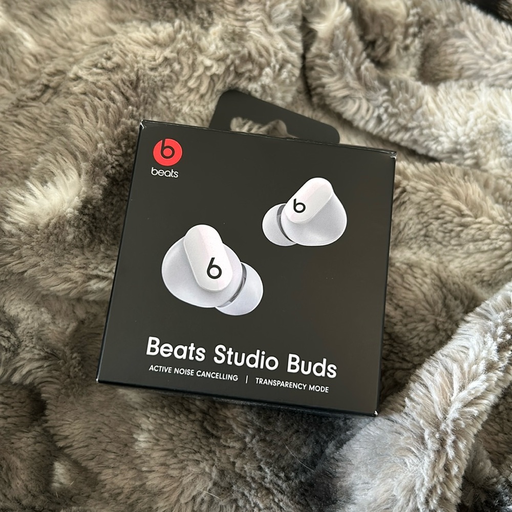 Beats Studio Buds w Noise Cancellation